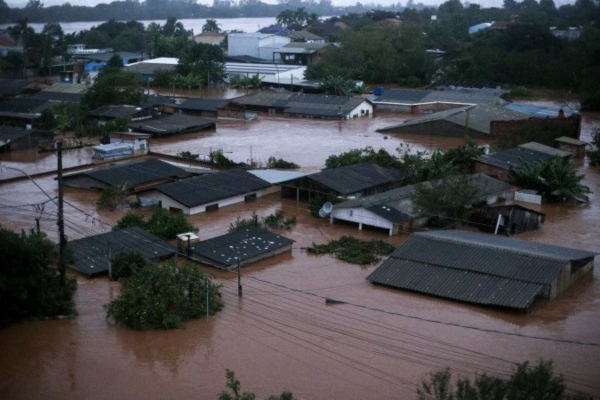 Vista geral das casas afetadas pela enchente do rio Jacuí em Eldorado do Sul. Municípios e o próprio estado acabam ignorando o plano de manejo dos cursos d'água/Crédito: ANSELMO CUNHA / AFP
