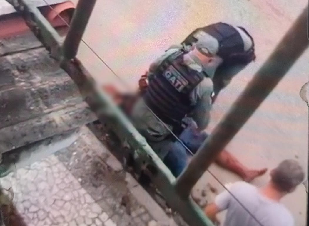 O homem foi retirado do local sem conseguir andar e precisou ser arrastado por policiais militares/Foto: Reprodução/Telegram O homem foi retirado do local sem conseguir andar e precisou ser arrastado por policiais militares/Foto: Reprodução/Telegram