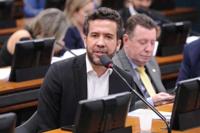 Em 2019, Janones foi filmado por assessores pedindo repasse do salário para ajudar pagar as contas da campanha à prefeitura/Renato Araújo/Câmara dos Deputados Em 2019, Janones foi filmado por assessores pedindo repasse do salário para ajudar pagar as contas da campanha à prefeitura/Renato Araújo/Câmara dos Deputados