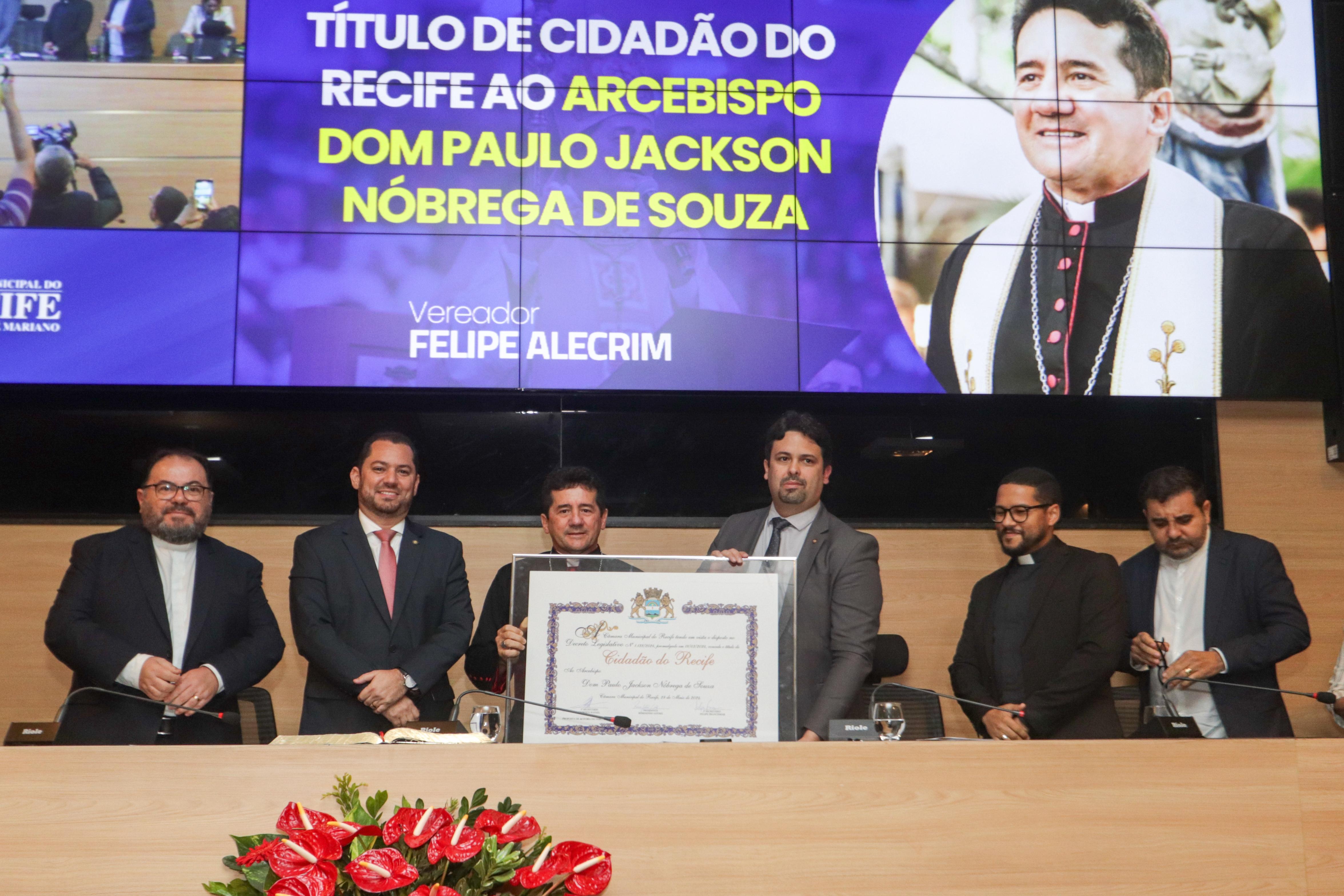 m cerimônia marcada por emoção e muita fé, o arcebispo foi agraciado por parlamentares e convidados, no plenário do Poder Legislativo Municipal/Foto: Ruan Pablo/DP m cerimônia marcada por emoção e muita fé, o arcebispo foi agraciado por parlamentares e convidados, no plenário do Poder Legislativo Municipal/Foto: Ruan Pablo/DP
