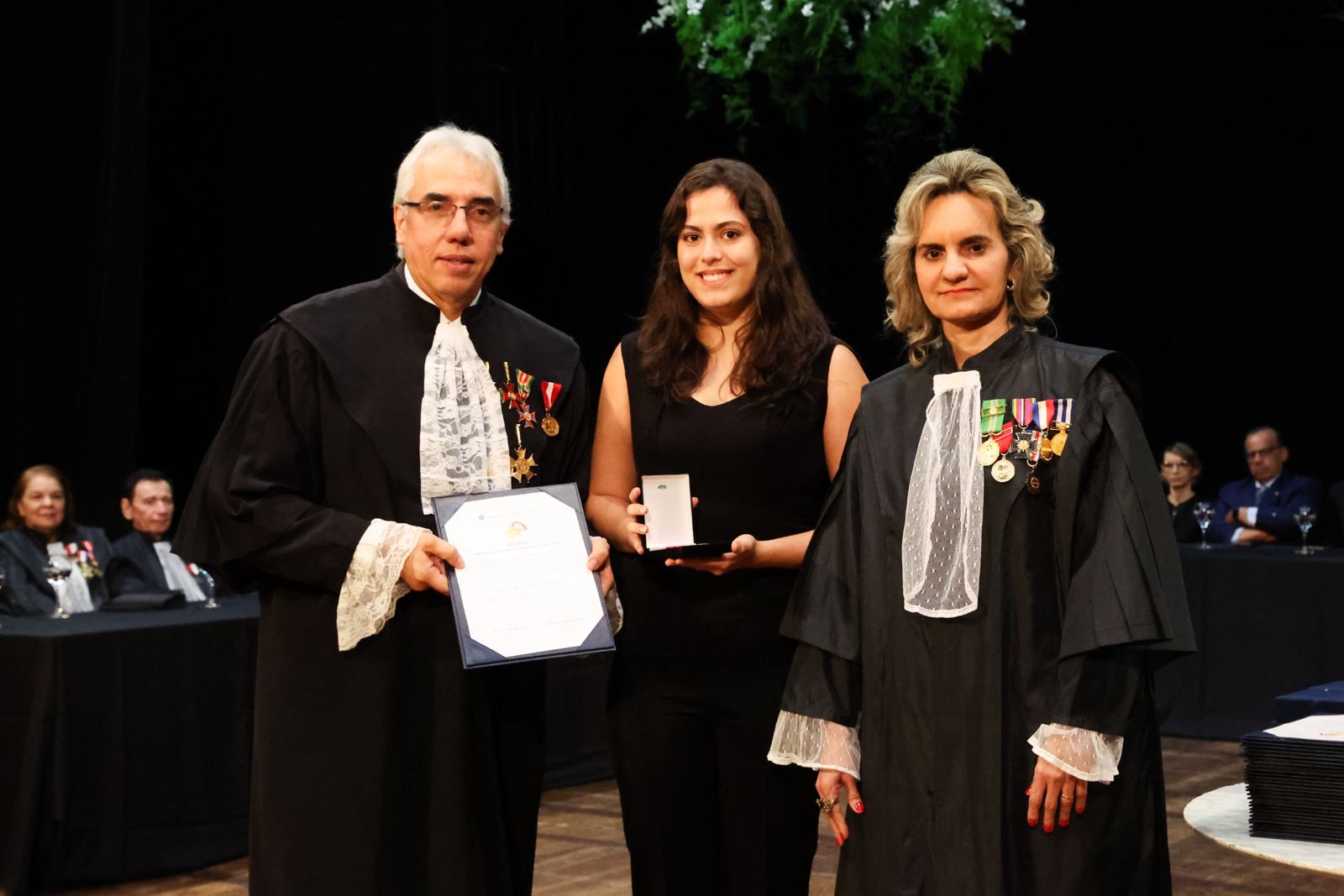 A filha do ex-advogado, Maria Pessoa Pinto Corrêa de Araújo, recebeu a placa da honraria do TRT6 em homenagem ao pai/Foto: Roberta Mariz/TRT6 A filha do ex-advogado, Maria Pessoa Pinto Corrêa de Araújo, recebeu a placa da honraria do TRT6 em homenagem ao pai/Foto: Roberta Mariz/TRT6