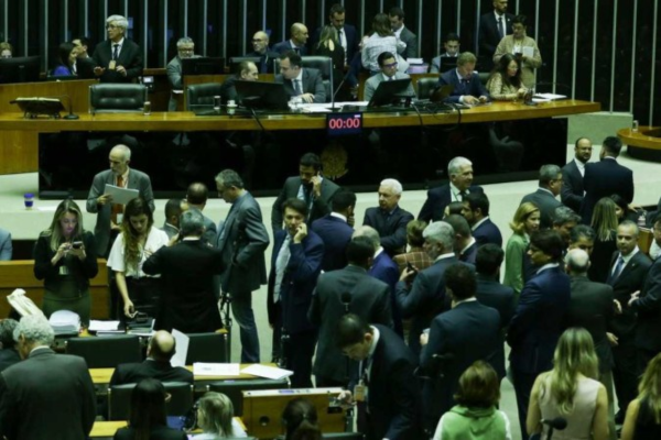 A deliberação do veto não estava prevista na pauta desta terça-feira (28), mas foi incluída após negociação entre as lideranças/Crédito: Lula Marques/ Agência Brasil