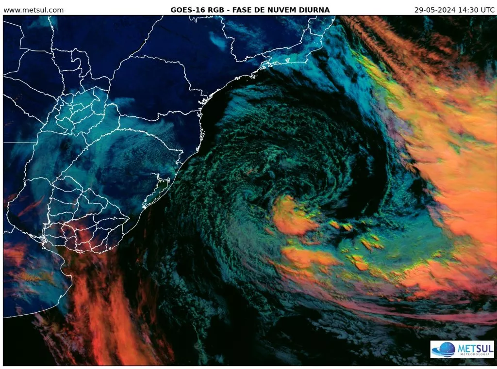 Imagem do satélite GOES-16 no final da manhã desta quarta-feira (29) mostra espiral de nuvens a Leste da Região Sul e Sudeste do Brasil/foto: NASA/NOAA/METSUL Imagem do satélite GOES-16 no final da manhã desta quarta-feira (29) mostra espiral de nuvens a Leste da Região Sul e Sudeste do Brasil/foto: NASA/NOAA/METSUL