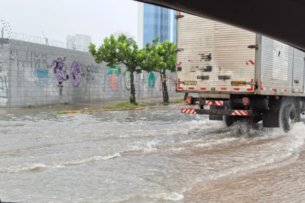 Ponto de alagamento no cruzamento da Avenida Antônio de Goes com a Avenida Conselheiro Aguiar./Foto: Cortesia