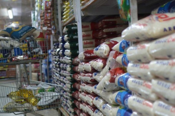Lojas estão limitando o número de sacos que podem ser comprados, pois há pessoas estocando arroz por medo de um desabastecimento/Crédito: Ed Alves/CB/DA.Press Lojas estão limitando o número de sacos que podem ser comprados, pois há pessoas estocando arroz por medo de um desabastecimento/Crédito: Ed Alves/CB/DA.Press