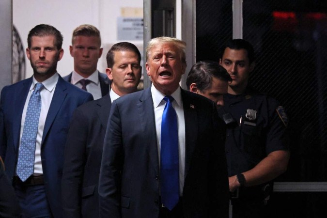 "Todo o país está sendo arrasado agora. Isso (a condenação) foi feito pelo governo Biden, para ofender um oponente", declarou Trump/foto: Michael M. Santiago / POOL / AFP "Todo o país está sendo arrasado agora. Isso (a condenação) foi feito pelo governo Biden, para ofender um oponente", declarou Trump/foto: Michael M. Santiago / POOL / AFP