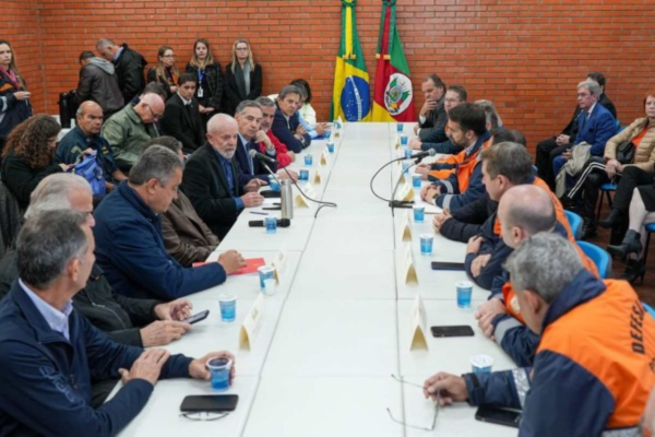 Leite se reúne com Lula e a comitiva dos Três Poderes, no começo da reação conjunta ao desastre. Com os dias, divergências foram surgindo/Crédito: Mauricio Tonetto/Secom/GRS