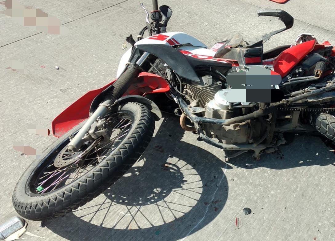 Moto ficou jogada no asfalto da BR/Foto: PRF Moto ficou jogada no asfalto da BR/Foto: PRF