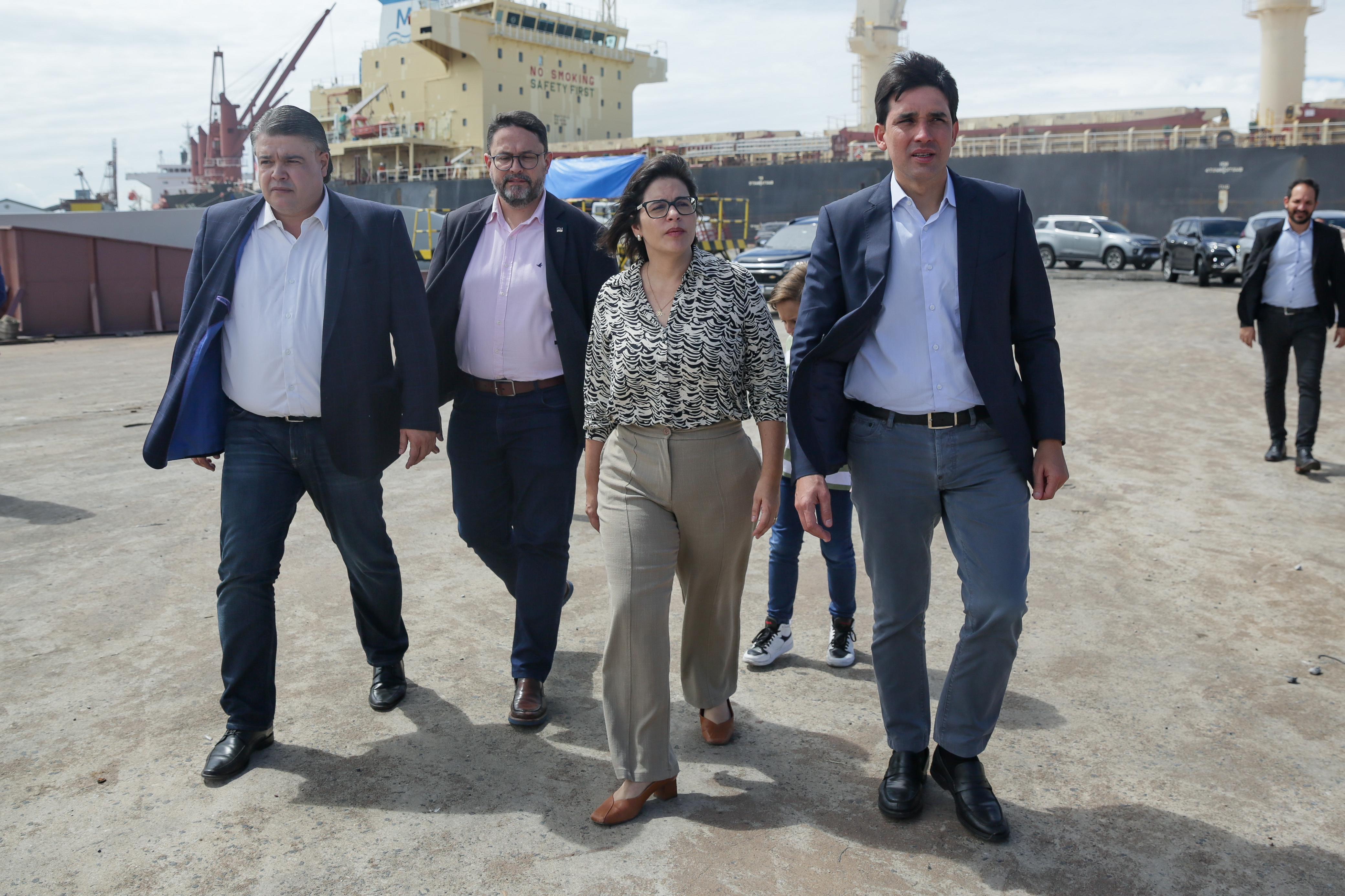 Ministro de Portos e Aeroportos Silvio Costa Filho participou de visita técnica no Porto do Recife junto à vice-governadora Priscila Krause e presidente do Porto, Delmiro Gouveia/Rafael Vieira/DP Ministro de Portos e Aeroportos Silvio Costa Filho participou de visita técnica no Porto do Recife junto à vice-governadora Priscila Krause e presidente do Porto, Delmiro Gouveia/Rafael Vieira/DP