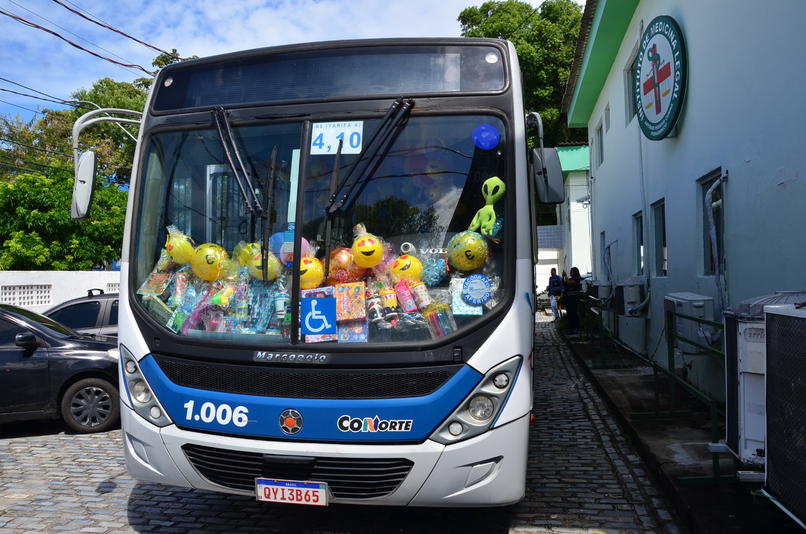ônibus transportou brinquedos até o IML do Recife/Foto: Paulo Maciel/Grande Recife Consórcio ônibus transportou brinquedos até o IML do Recife/Foto: Paulo Maciel/Grande Recife Consórcio