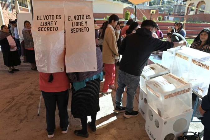 Membros da comunidade indígena Otomi votam em uma seção eleitoral na aldeia de Jiquipilco el Viejo, município de Temoaya, estado do México/Foto: MARIO VAZQUEZ / AFP