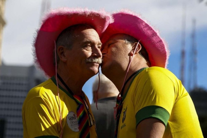 Foliões se beijam durante a 28ª Parada do Orgulho LGBT em São Paulo, Brasil, em 2 de junho de 2024/Foto: Miguel SCHINCARIOL / AFP Foliões se beijam durante a 28ª Parada do Orgulho LGBT em São Paulo, Brasil, em 2 de junho de 2024/Foto: Miguel SCHINCARIOL / AFP
