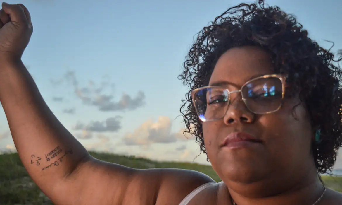 Para Mirtes Renata Santana, o tempo &eacute; sin&ocirc;nimo de "tortura" e as feridas seguem abertas h&aacute; quatro anos/Foto: Amanda Rem&iacute;gio/Divulga&ccedil;&atilde;o