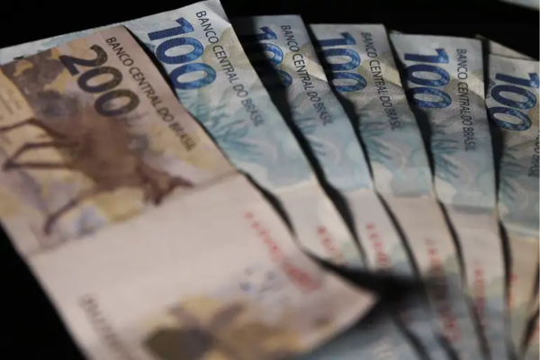 O decreto com a antecipação do décimo terceiro foi assinado em março/Crédito: José Cruz /Agência Brasil O decreto com a antecipação do décimo terceiro foi assinado em março/Crédito: José Cruz /Agência Brasil