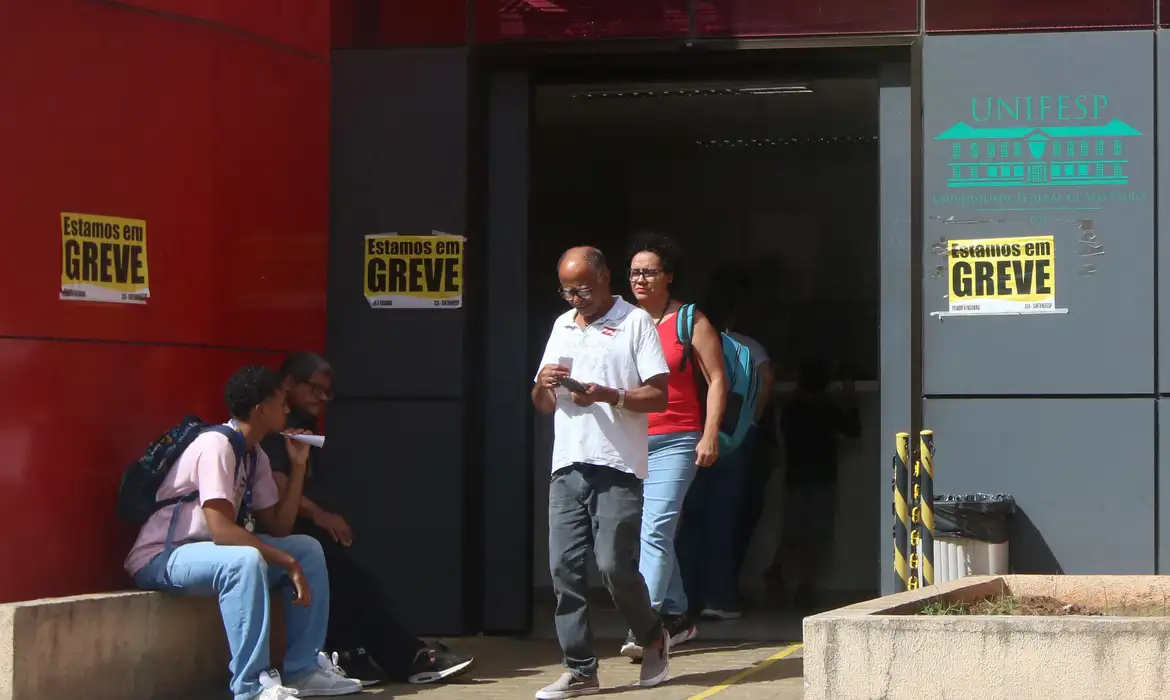 A greve dos servidores da educação está mantida/foto: Rovena Rosa/Agência Brasil A greve dos servidores da educação está mantida/foto: Rovena Rosa/Agência Brasil