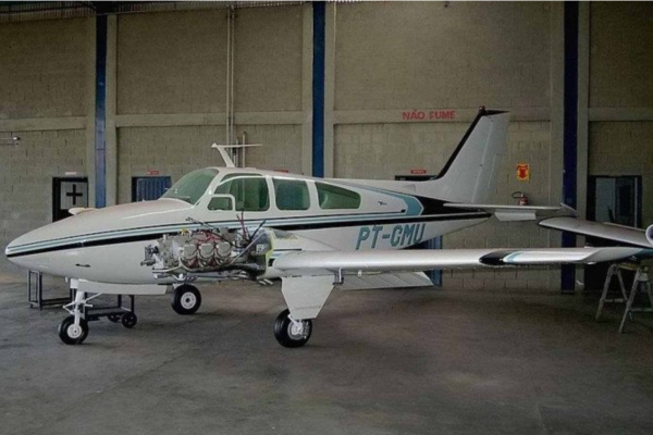 Avião que caiu é um modelo Baron 95-B55/Crédito: Reprodução/Wikimedia Commons Avião que caiu é um modelo Baron 95-B55/Crédito: Reprodução/Wikimedia Commons