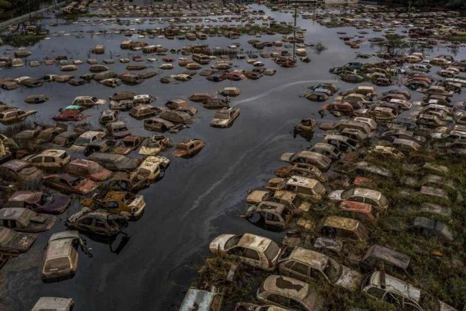 Carros ficaram completamente submersos na região do Aeroporto Salgado Filho, em Porto Alegre/foto: Rafa Neddermeyer/Agência Brasil Carros ficaram completamente submersos na região do Aeroporto Salgado Filho, em Porto Alegre/foto: Rafa Neddermeyer/Agência Brasil