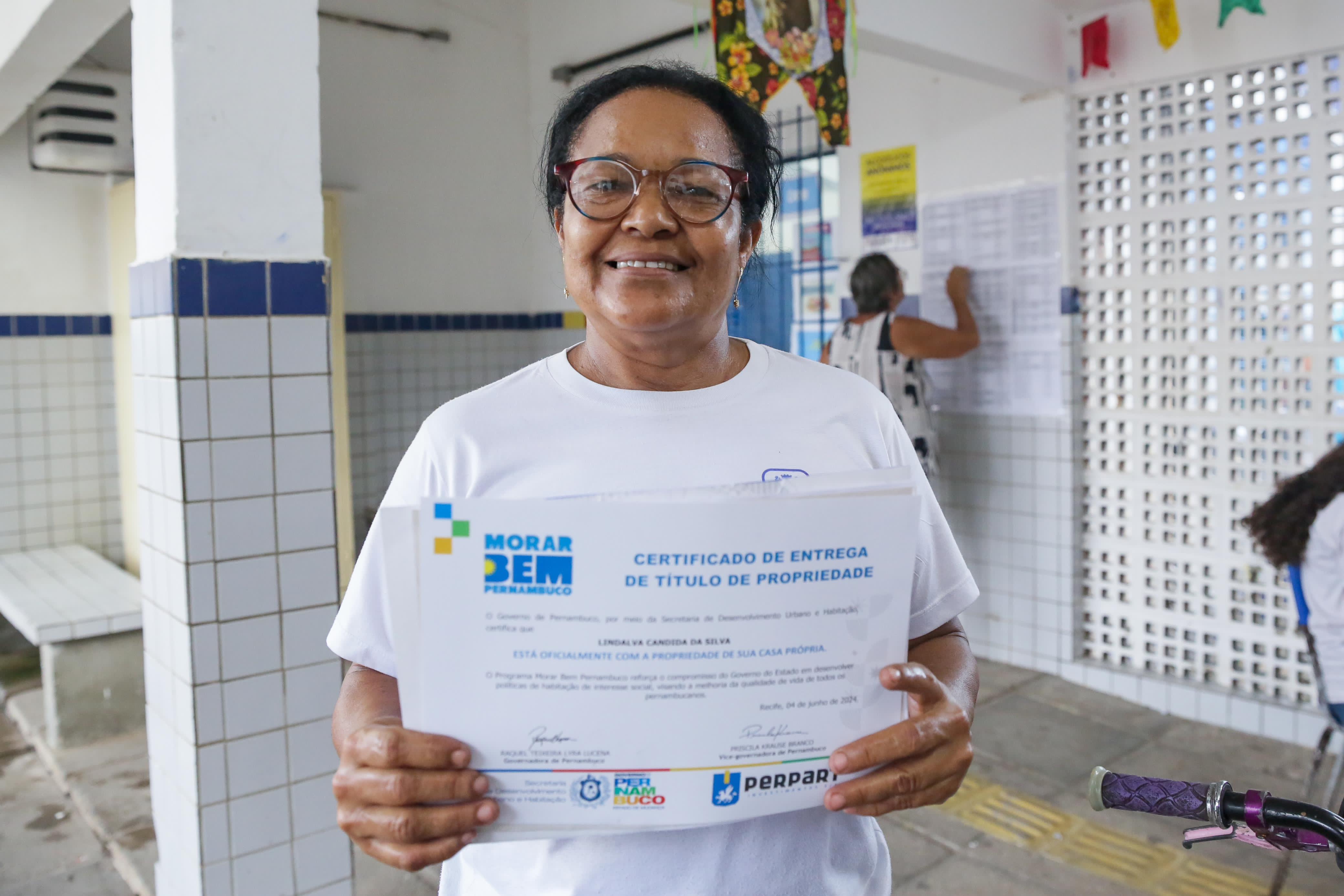 Dona Lindalva com sua escritura