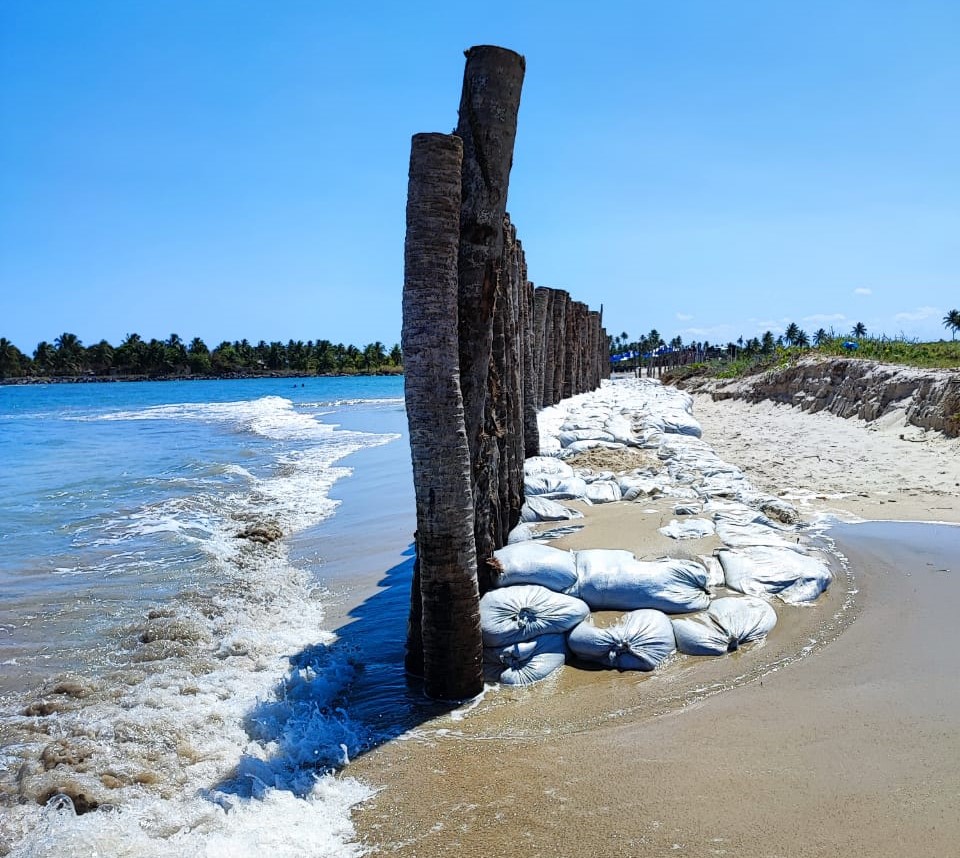 O muro foi construído na faixa de areia do Pontal de Maracaípe, em Ipojuca, no Grande Recife/Foto: Divulgação O muro foi construído na faixa de areia do Pontal de Maracaípe, em Ipojuca, no Grande Recife/Foto: Divulgação