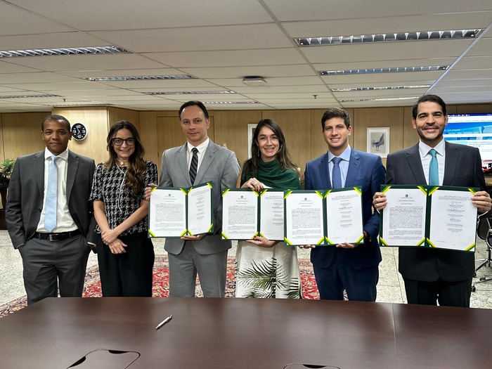 Acordo foi firmado pelo prefeito João Campos e o chefe da AGU, Jorge Messias (dir.)/Divulgação Acordo foi firmado pelo prefeito João Campos e o chefe da AGU, Jorge Messias (dir.)/Divulgação