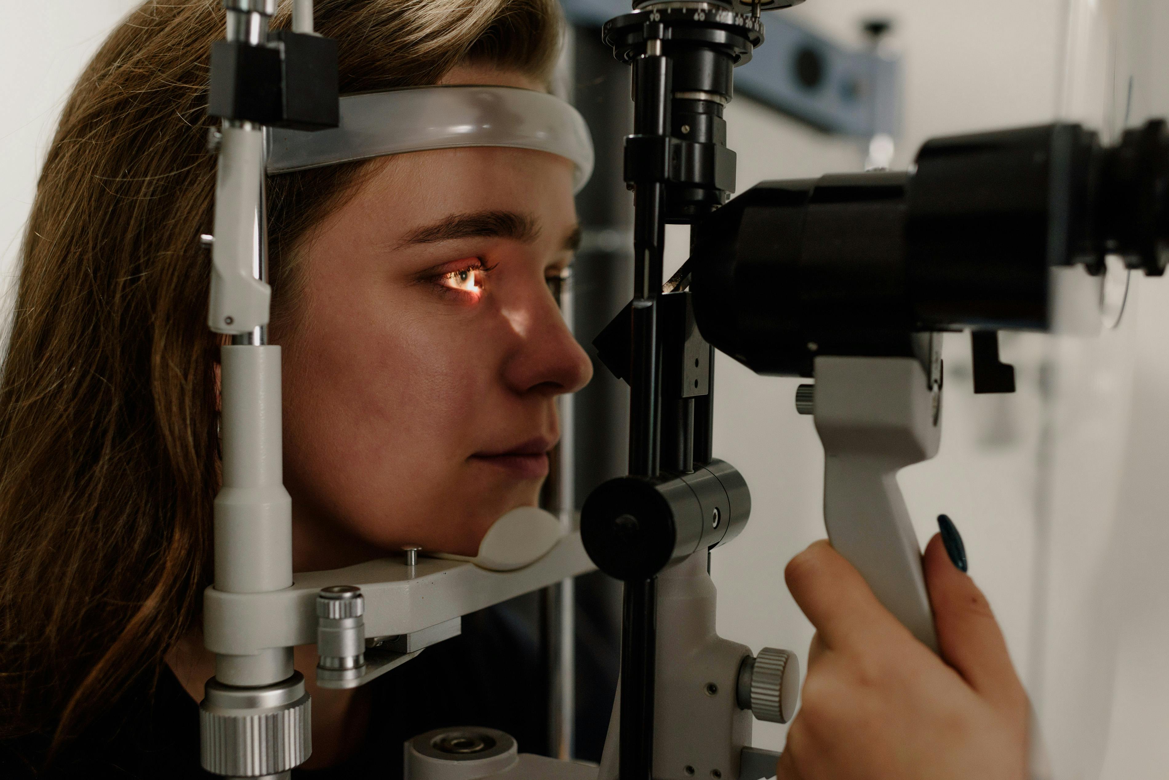 O seu diagnóstico é feito por meio de exame clínico e, de forma complementar, o oftalmologista pode solicitar a topografia da córnea, exame que tem como objetivo mapear a estrutura da córnea/Foto: Pexels O seu diagnóstico é feito por meio de exame clínico e, de forma complementar, o oftalmologista pode solicitar a topografia da córnea, exame que tem como objetivo mapear a estrutura da córnea/Foto: Pexels