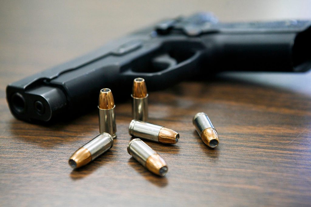 Medida autoriza o pagamento de R$ 300 a até R$ 1 mil, de acordo com o tipo de arma entregada/foto: Reprodução Medida autoriza o pagamento de R$ 300 a até R$ 1 mil, de acordo com o tipo de arma entregada/foto: Reprodução