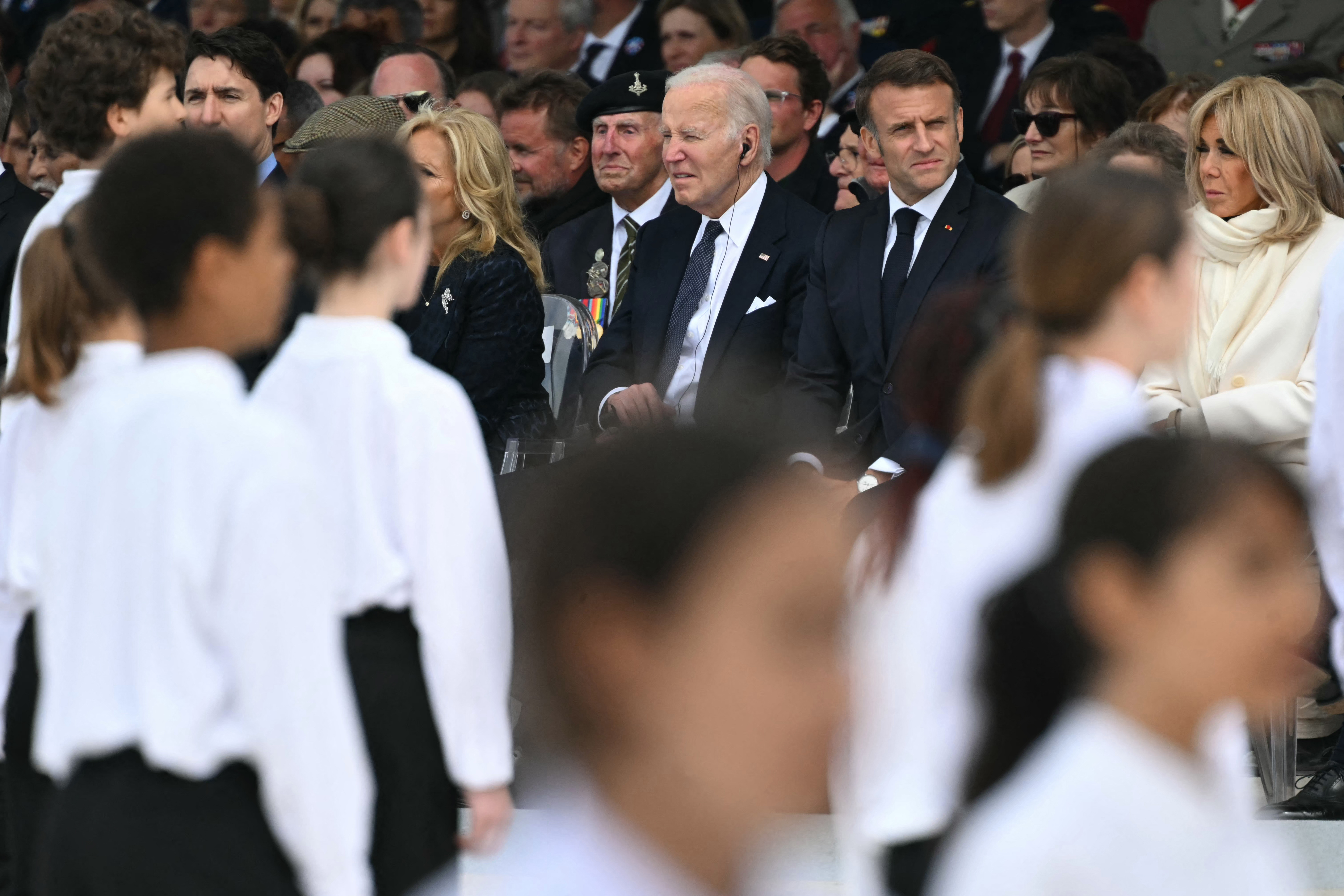 O presidente dos EUA, Joe Biden, e o presidente da Fran&ccedil;a, Emmanuel Macron, assistem a um coral juvenil se apresentar durante a cerim&ocirc;nia comemorativa internacional em marcando o 80&ordm; anivers&aacute;rio do Dia D/Foto: SAUL LOEB / AFP