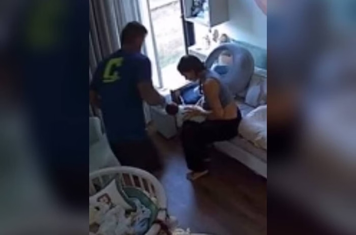 Em vídeo compartilhado nas redes sociais, Clara Maia aparece fazendo a manobra de Heimlich no bebê/Foto: Reprodução/Redes Sociais Em vídeo compartilhado nas redes sociais, Clara Maia aparece fazendo a manobra de Heimlich no bebê/Foto: Reprodução/Redes Sociais
