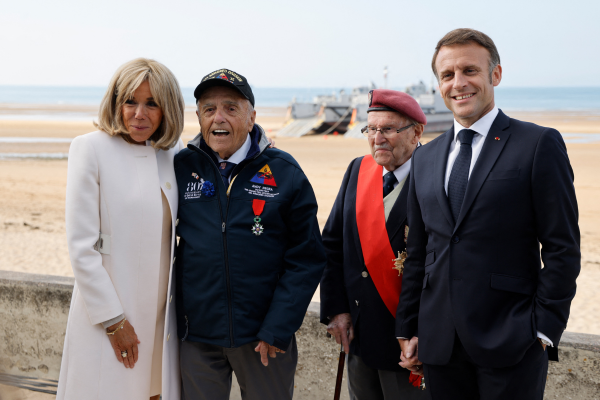 O presidente da França, Emmanuel Macron (R), a esposa do presidente francês, Brigitte Macron (L), posam com o veterano da Segunda Guerra Mundial dos EUA, Andy Negra (2ndL), e o veterano francês Achille Muller, último sobrevivente das Forças Francesas Livres/Crédito: LUDOVIC MARIN / AFP O presidente da França, Emmanuel Macron (R), a esposa do presidente francês, Brigitte Macron (L), posam com o veterano da Segunda Guerra Mundial dos EUA, Andy Negra (2ndL), e o veterano francês Achille Muller, último sobrevivente das Forças Francesas Livres/Crédito: LUDOVIC MARIN / AFP