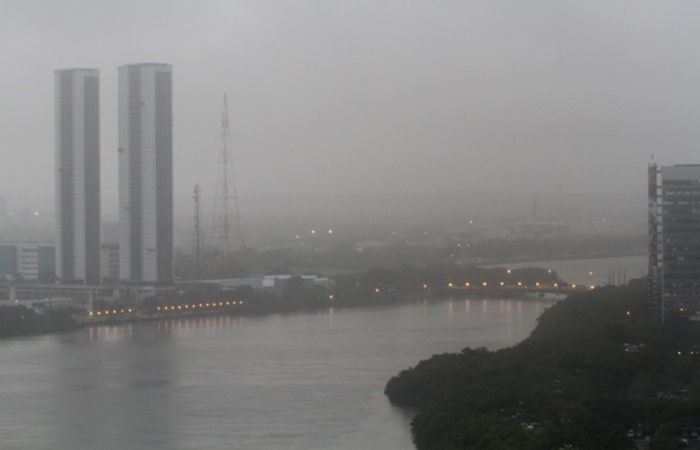 Chuva é esperada ao longo do dia no Recife/Foto: Arquivo/DP Chuva é esperada ao longo do dia no Recife/Foto: Arquivo/DP