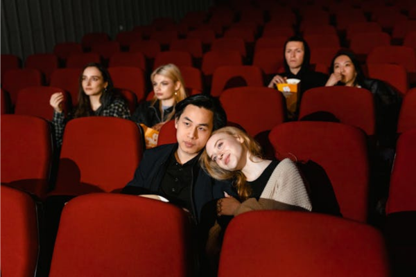 Casais assistindo filme de romance no dia dos namorados/Crédito: Pexels Casais assistindo filme de romance no dia dos namorados/Crédito: Pexels