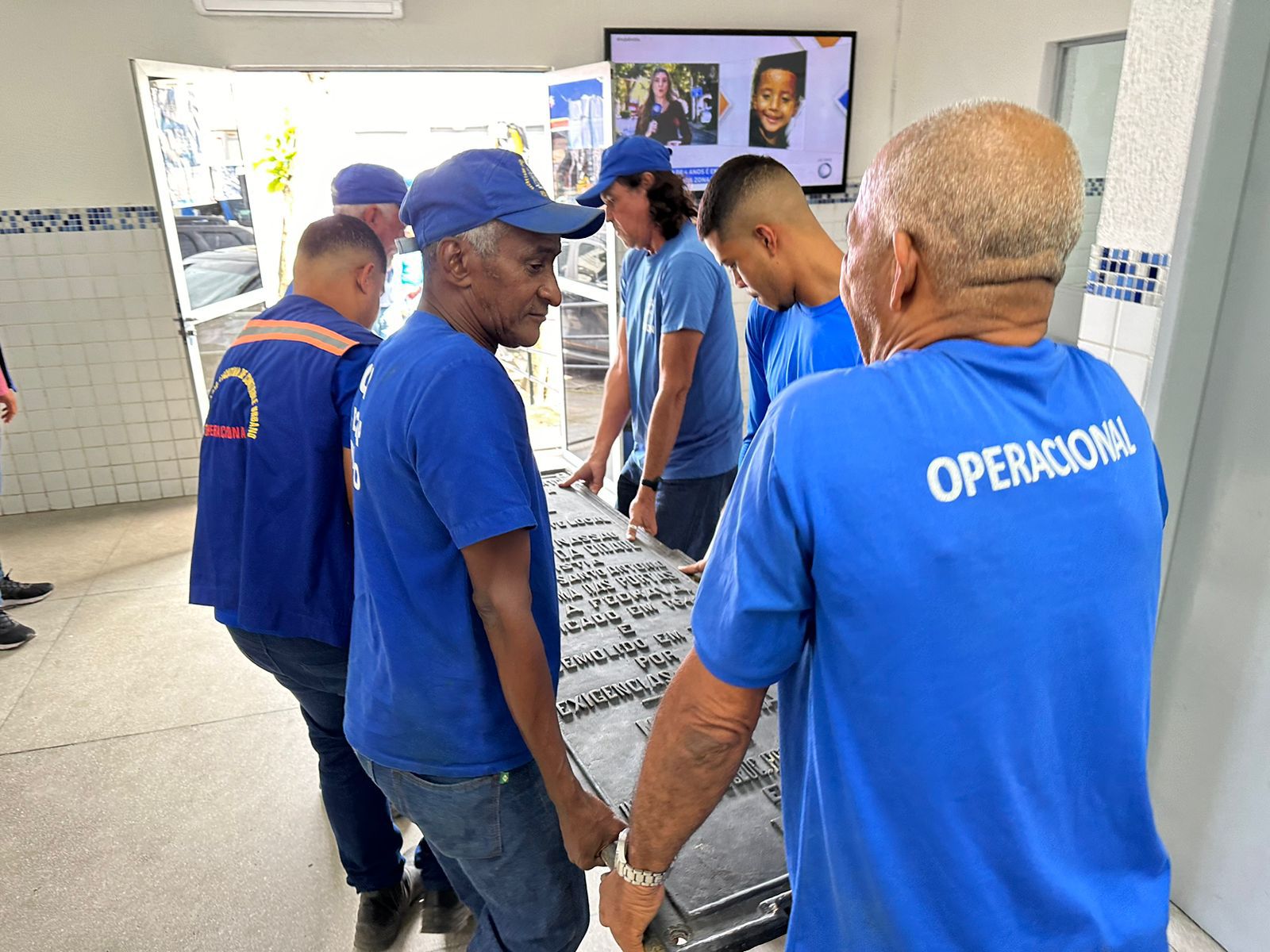 Placa recuperada foi carregada por vários funcionários da prefeitura