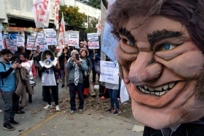 Membros de organizações protestam contra o governo Milei em Villa Martelli, subúrbio de Buenos Aires: conflito permanente na sociedade/foto: Juan Mabromata/AFP Membros de organizações protestam contra o governo Milei em Villa Martelli, subúrbio de Buenos Aires: conflito permanente na sociedade/foto: Juan Mabromata/AFP