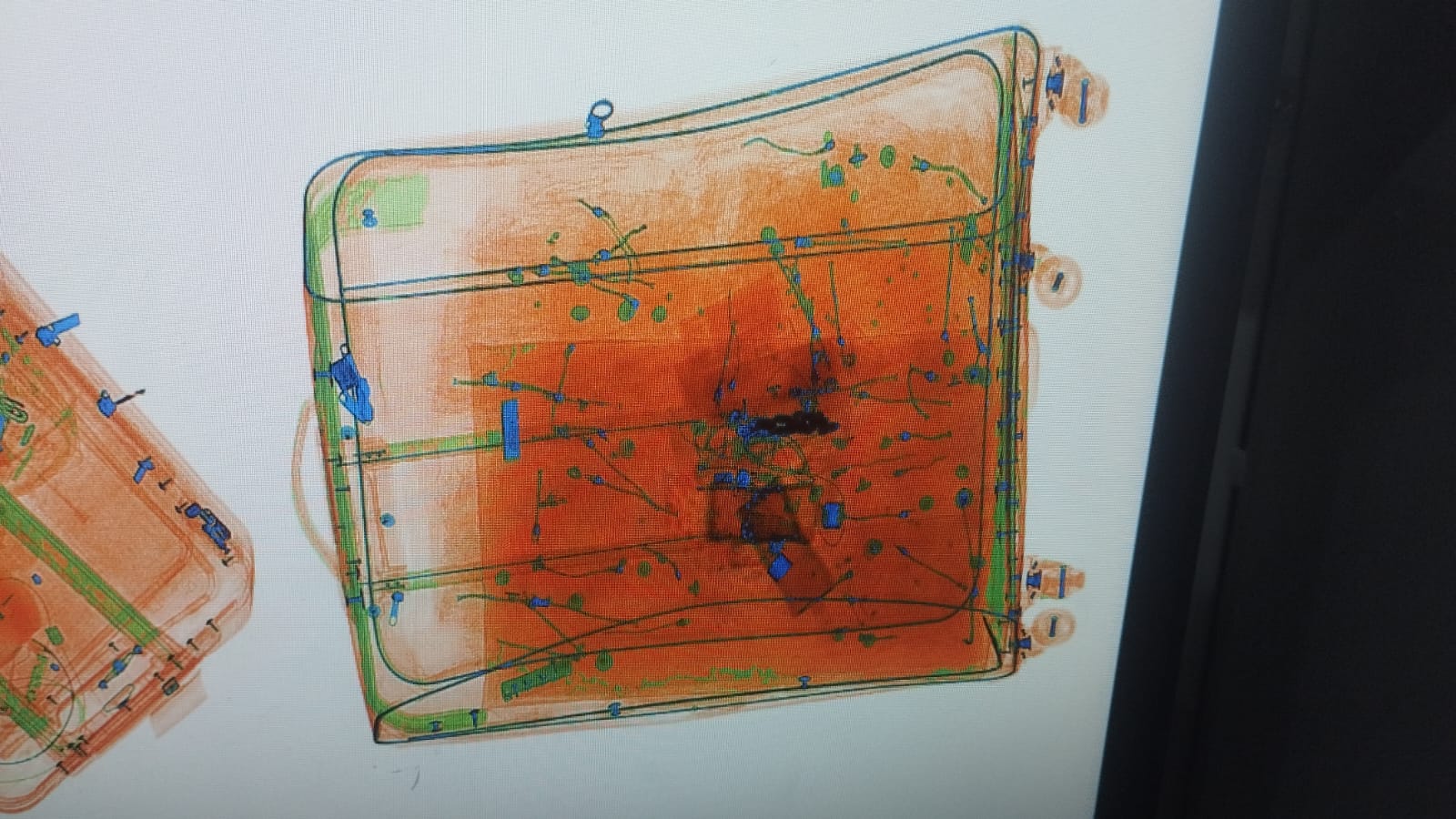 A droga foi descoberta após exame de raio X, no Aeroporto Internacional do Recife
