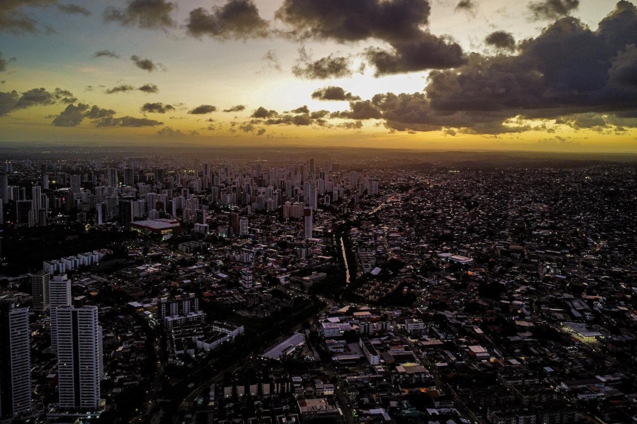 Entre as décadas de 1940 e 1970, a população do Recife saltou de 348.424 para 797.234 habitantes, representando um crescimento de 128,8%