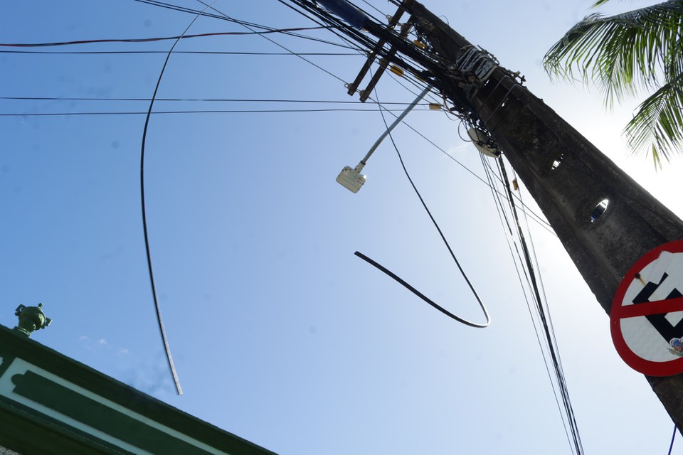 Fios são cortados de postes para avenda de cobre queimado/Foto: Arquivo/DP Fios são cortados de postes para avenda de cobre queimado/Foto: Arquivo/DP