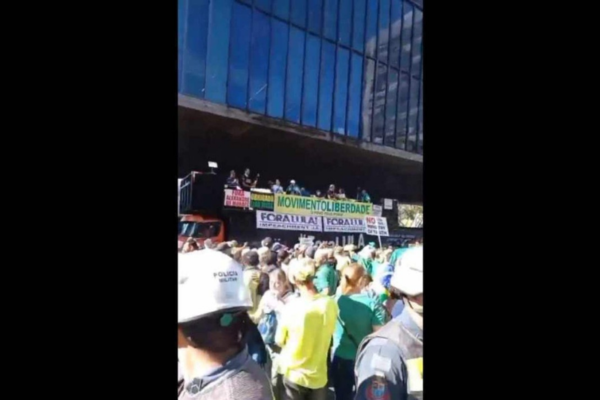 Manifestação convocada por bolsonaristas, como Carla Zambelli e Marcel Van Hattem, na Avenida Paulista pediu impeachment de Lula e de Alexandre de Moraes/crédito: Reprodução/Redes Sociais Manifestação convocada por bolsonaristas, como Carla Zambelli e Marcel Van Hattem, na Avenida Paulista pediu impeachment de Lula e de Alexandre de Moraes/crédito: Reprodução/Redes Sociais