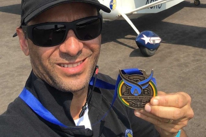 Ele estava pilotando um bimotor quando caiu em um aeroclube. Igor morreu no local/foto: Reprodução/Youtube Ele estava pilotando um bimotor quando caiu em um aeroclube. Igor morreu no local/foto: Reprodução/Youtube