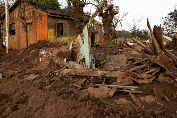 Casas destruídas e escombros são vistos no bairro Passo de Estrela, em Cruzeiro do Sul, Rio Grande do Sul/Crédito: SILVIO AVILA / AFP Casas destruídas e escombros são vistos no bairro Passo de Estrela, em Cruzeiro do Sul, Rio Grande do Sul/Crédito: SILVIO AVILA / AFP