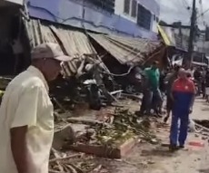 &Aacute;rea atingida por caminh&atilde;o ficou cheia de destro&ccedil;os/Foto: Redes Sociais