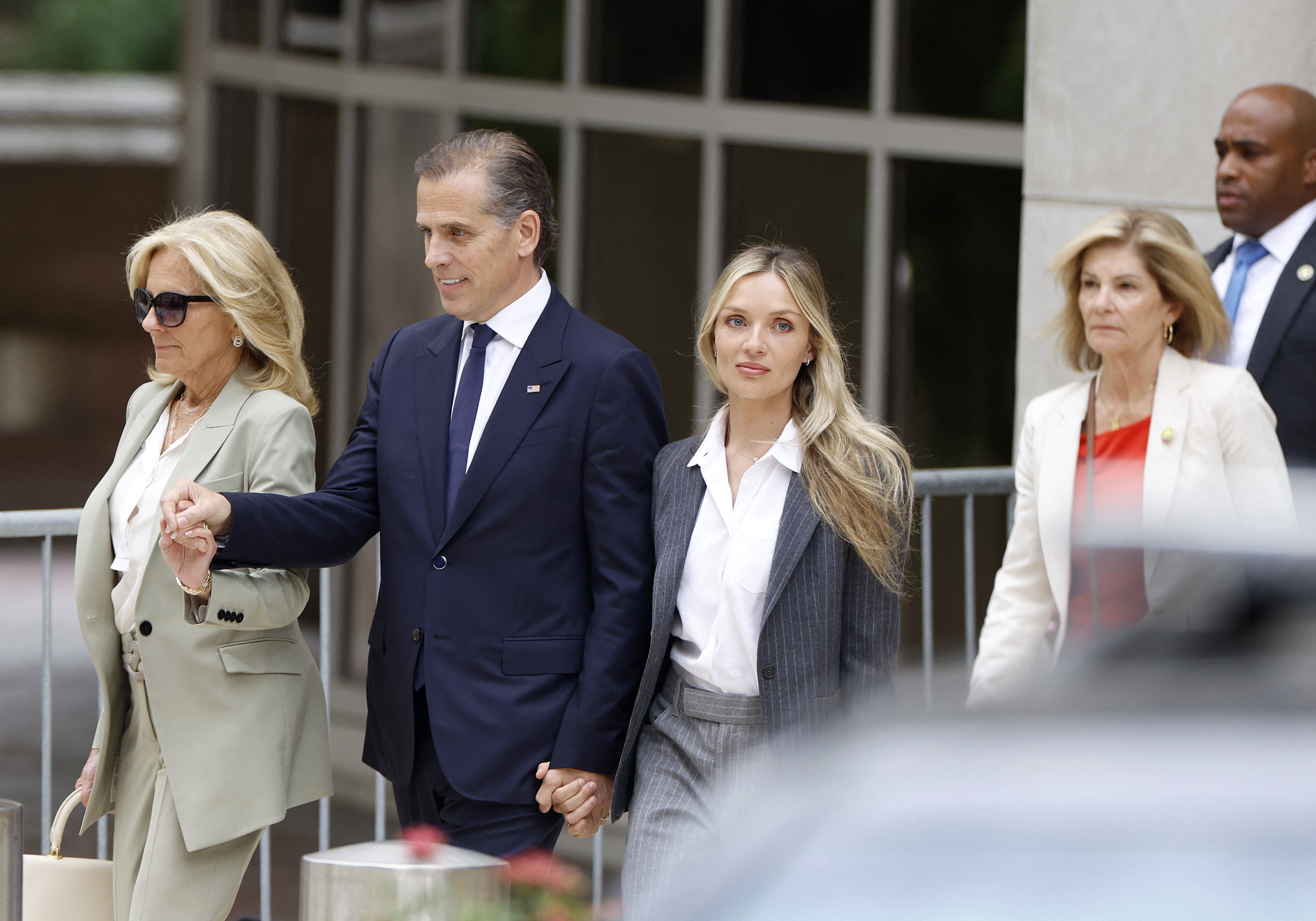 A primeira-dama Jill Biden, Hunter Biden, filho do presidente dos EUA Joe Biden, acompanhado por sua esposa Melissa Cohen Biden, deixam o Edifício Federal J. Caleb Boggs/Foto: ANNA MONEYMAKER / GETTY IMAGES NORTH AMERICA / GETTY IMAGES VIA AFP A primeira-dama Jill Biden, Hunter Biden, filho do presidente dos EUA Joe Biden, acompanhado por sua esposa Melissa Cohen Biden, deixam o Edifício Federal J. Caleb Boggs/Foto: ANNA MONEYMAKER / GETTY IMAGES NORTH AMERICA / GETTY IMAGES VIA AFP