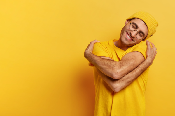Um solteiro aproveitando sua própria companhia no dia dos namorados/Crédito: Pexel Um solteiro aproveitando sua própria companhia no dia dos namorados/Crédito: Pexel