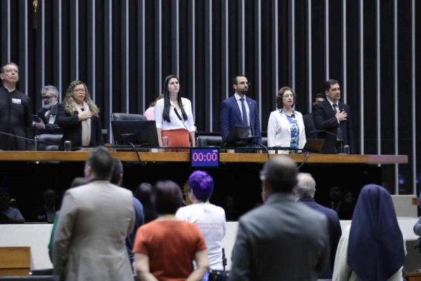 Sessão na Câmara homenageou movimento anti-aborto no momento em que PL sobre o tema tramita na Casa/Crédito: Zeca Ribeiro/Câmara dos Deputados Sessão na Câmara homenageou movimento anti-aborto no momento em que PL sobre o tema tramita na Casa/Crédito: Zeca Ribeiro/Câmara dos Deputados