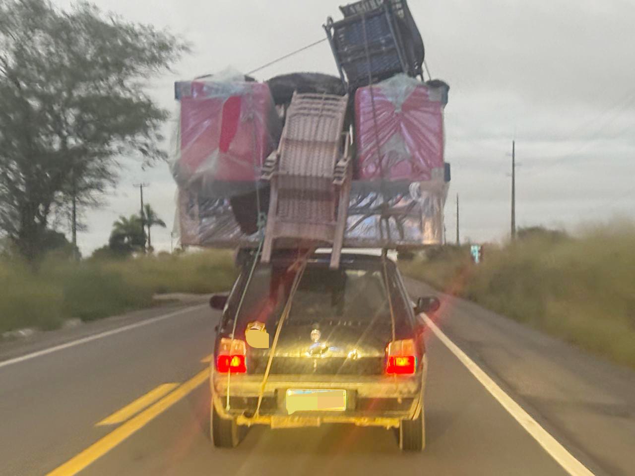 Carro foi flagrado com um mudança inteira na capota/Foto: PRF Carro foi flagrado com um mudança inteira na capota/Foto: PRF