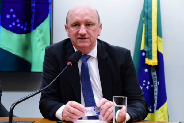 O documento que oficializa a saída de Neri Geller não traz a expressão ''a pedido'', normalmente usada quando o funcionário opta por deixar o cargo/Crédito: Cleia Viana/Câmara dos Deputados O documento que oficializa a saída de Neri Geller não traz a expressão ''a pedido'', normalmente usada quando o funcionário opta por deixar o cargo/Crédito: Cleia Viana/Câmara dos Deputados