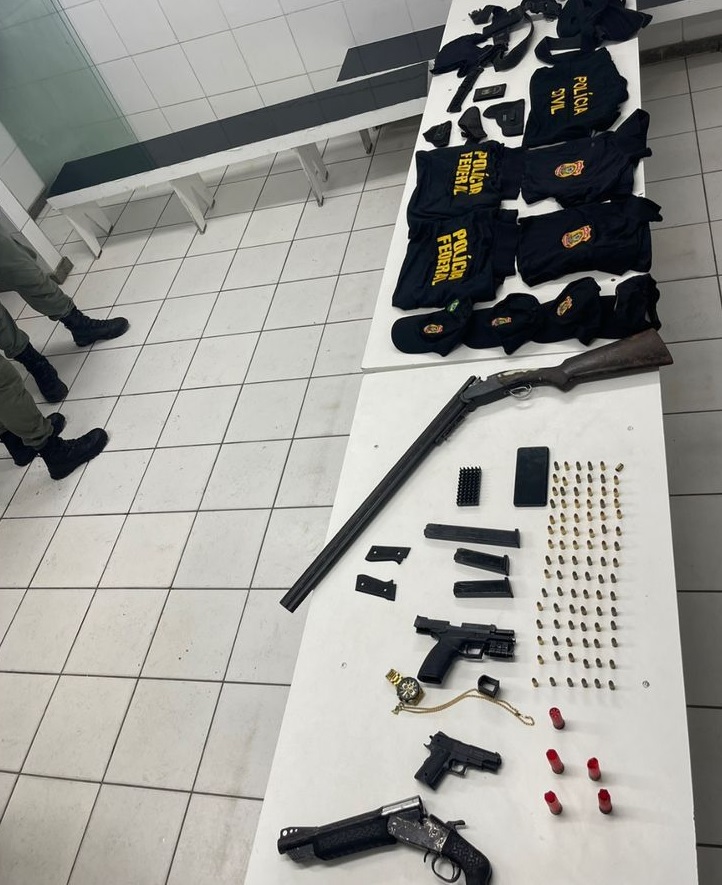 Uniformes de polícias, armas e munições foram apreendidos após sequestro/Foto: PM