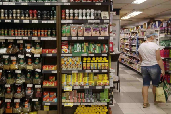 Das oito atividades pesquisadas, cinco avan&ccedil;aram em abril, com destaque para hiper, supermercados, produtos aliment&iacute;cios, bebidas e fumo/Cr&eacute;dito: T&acirc;nia R&ecirc;go/Ag&ecirc;ncia Brasil