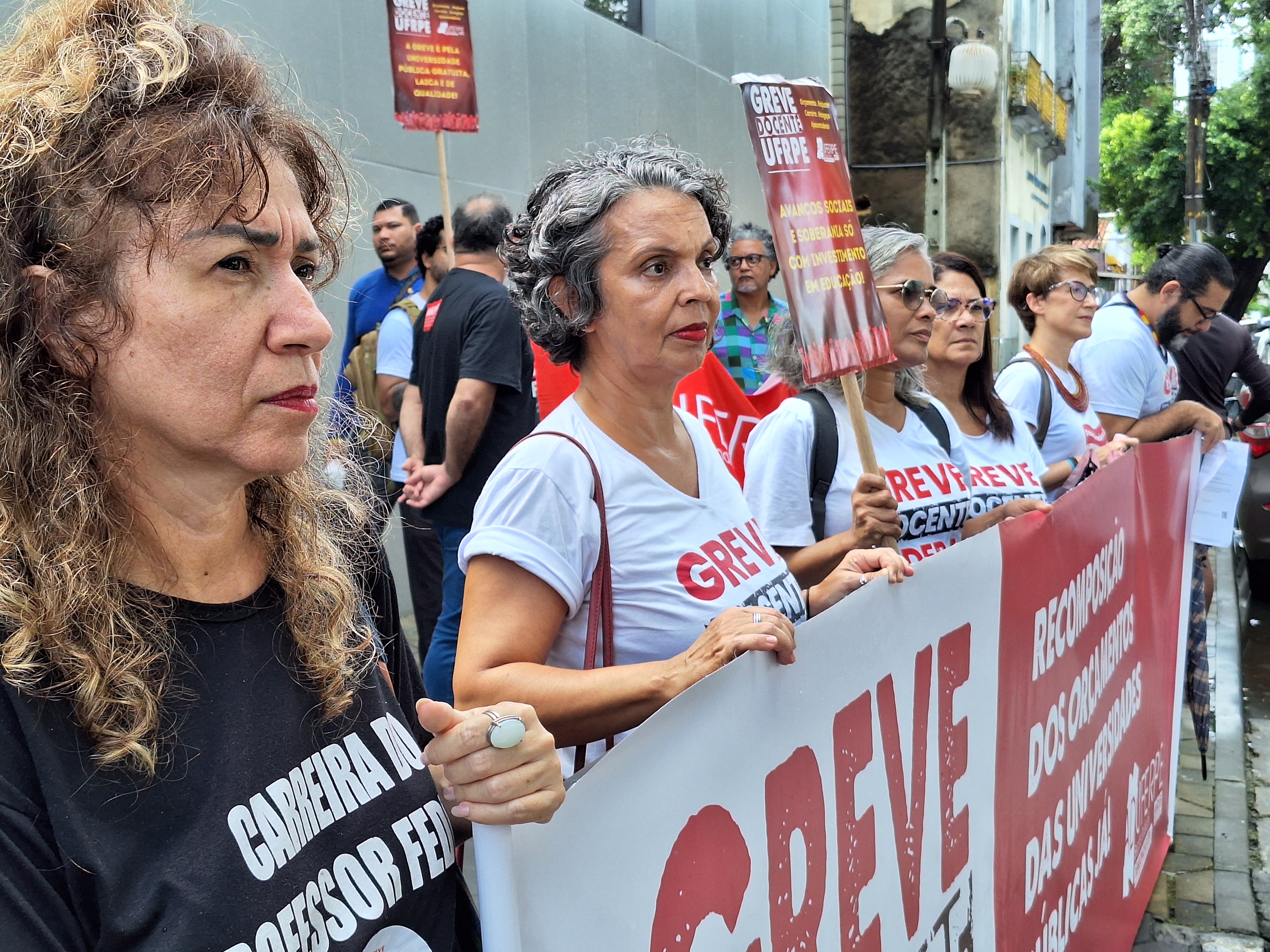 Durante o protesto, os participantes estarão com faixas, cartazes e bandeiras com palavras de ordem pelo reajuste salarial/Foto: Divulgação Aduferpe Durante o protesto, os participantes estarão com faixas, cartazes e bandeiras com palavras de ordem pelo reajuste salarial/Foto: Divulgação Aduferpe