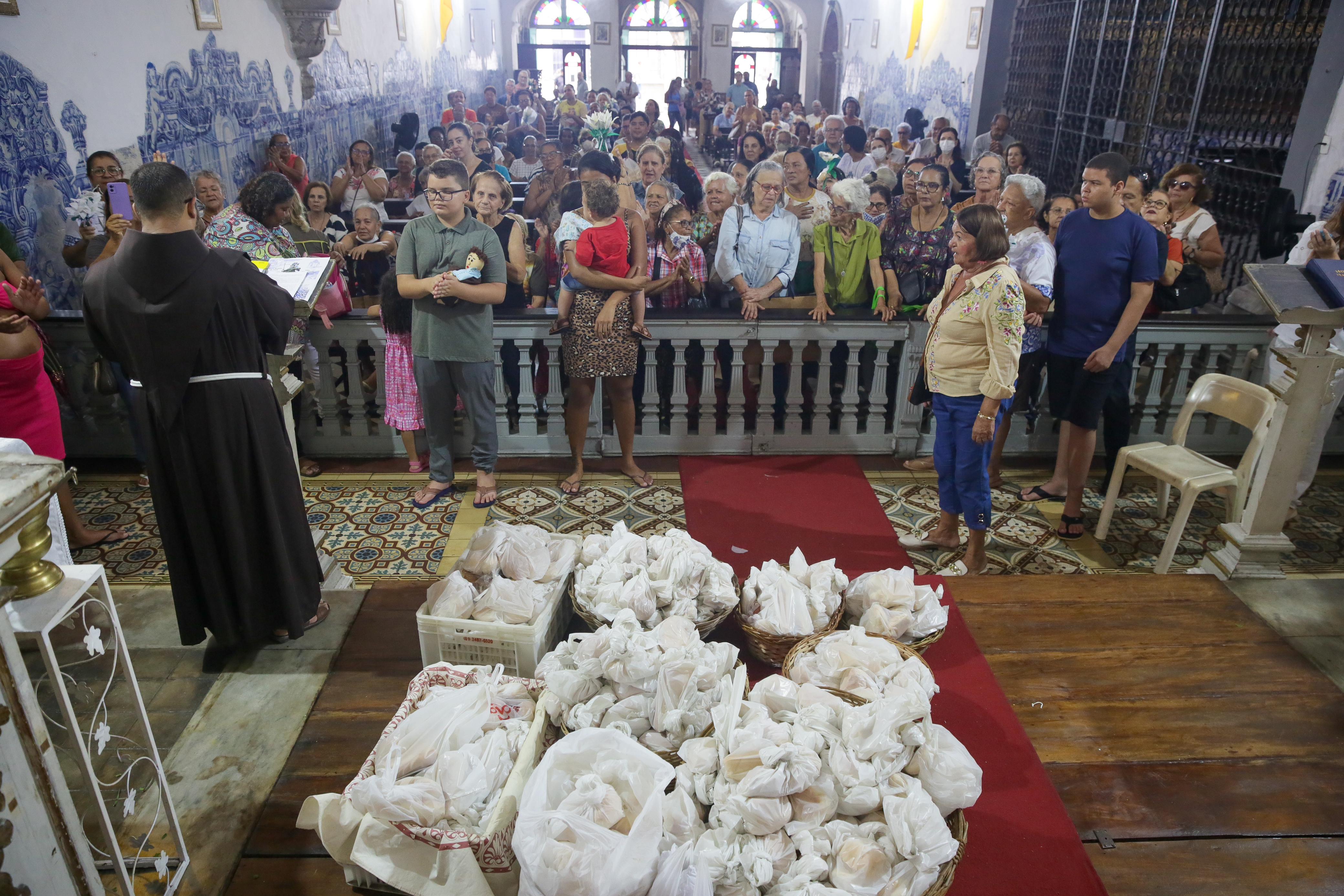 Um dos momentos mais especiais foi a bênção de crianças, pães e lírios/Foto: Rafael Vieira/DP Um dos momentos mais especiais foi a bênção de crianças, pães e lírios/Foto: Rafael Vieira/DP