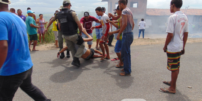 Quatro policiais militares chegaram no local para acabar com a manifestação e um deles deu um tiro de bala de borracha que atingiu a perna do jovem/Foto: Reprodução/PBPE TV Quatro policiais militares chegaram no local para acabar com a manifestação e um deles deu um tiro de bala de borracha que atingiu a perna do jovem/Foto: Reprodução/PBPE TV
